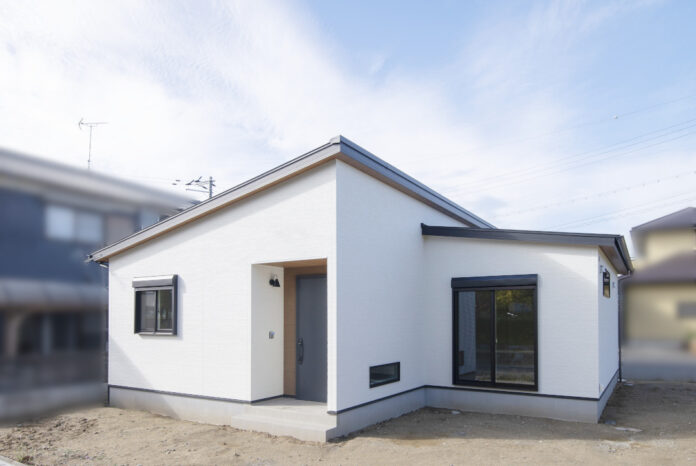 広いLDKでのびのび暮らす。個性が光る子供部屋と、家族がつながるフラット対面キッチンの家。平屋施工事例